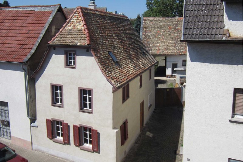 Verschiedene Häuser der Mainzer Straße zu sehen. Besonders gut ist ein weißes Haus mit braunem Giebeldach zu erkennen. 