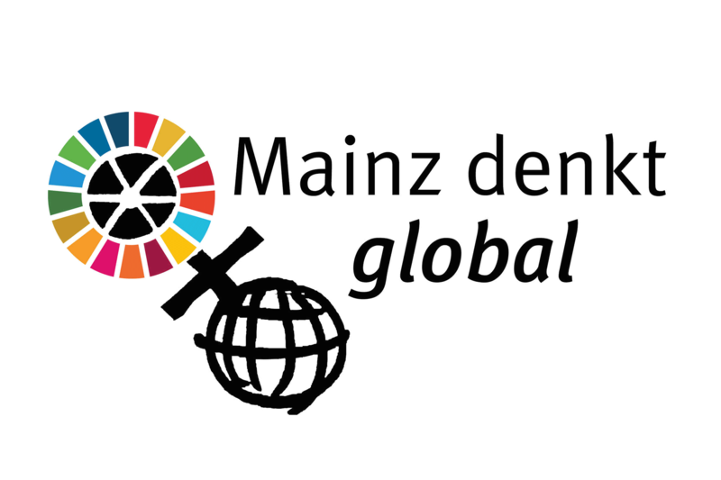 Das Logo von Mainz denkt global ist zu sehen. Das Mainzer Rad sitzt links mittig, das eine Rad ist als bunte Sitzformation dargestellt, das andere als Weltkugel. Rechts steht der Schriftzug "Mainz denkt global".