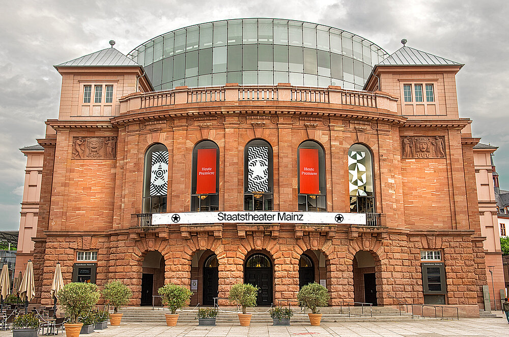 Ansicht des Staatstheaters von außen – Haupteingang